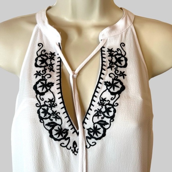 bebe Embroidered Sleeveless V-neck Top in White and Black Size Small - Picture 4 of 9